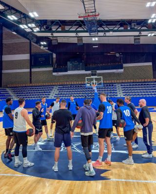 Dnes jsme dorazili do Prištiny, kde jsme absolvovali trénink v místní hale🏀 Zítra od 19:00 nás čeká utkání @enbleague...